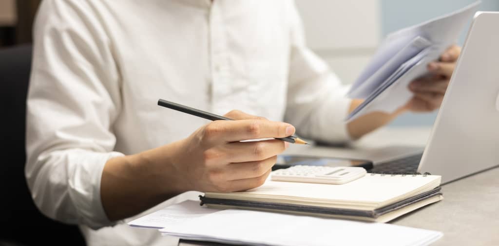 uomo effettua calcoli uomo effettua calcoli