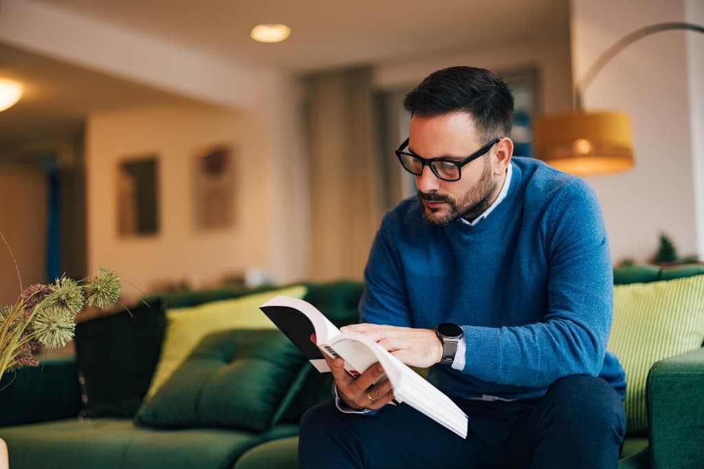 Uomo che legge un libro Uomo che legge un libro