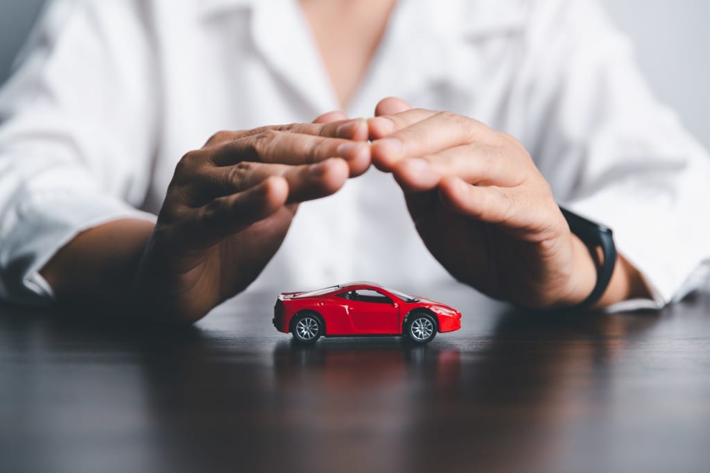 Uomo protegge modellino di auto con le mani