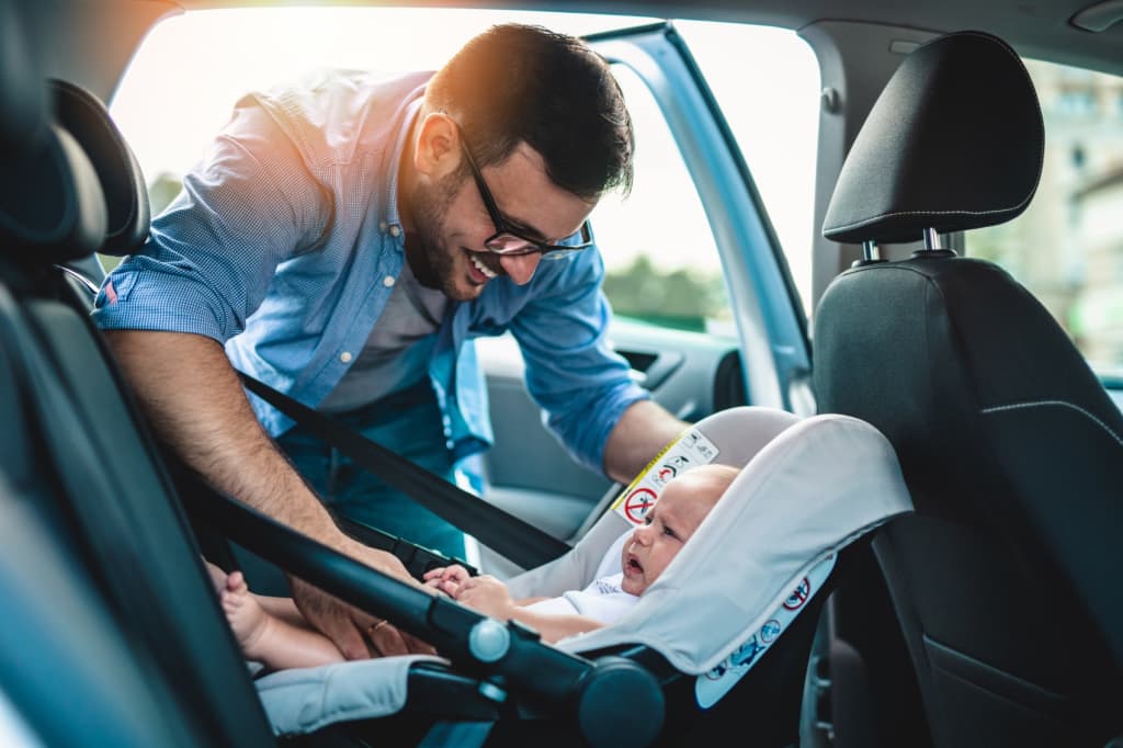 uomo sistema neonato in auto uomo sistema neonato in auto