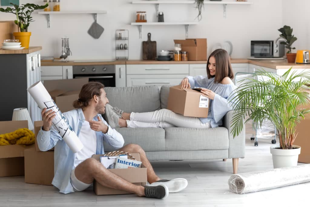coppia organizza trasloco