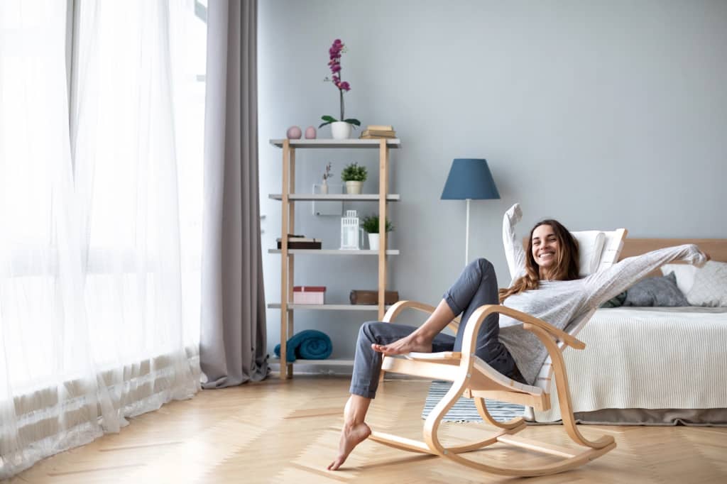 ragazza felice su sedia a dondolo