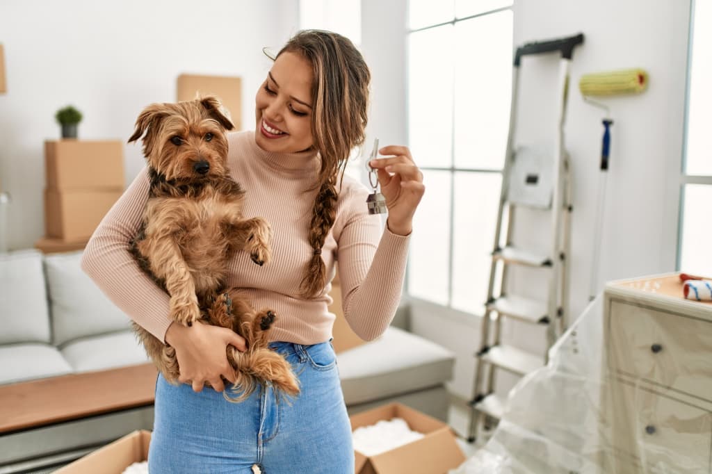 ragazza sorridente con cane