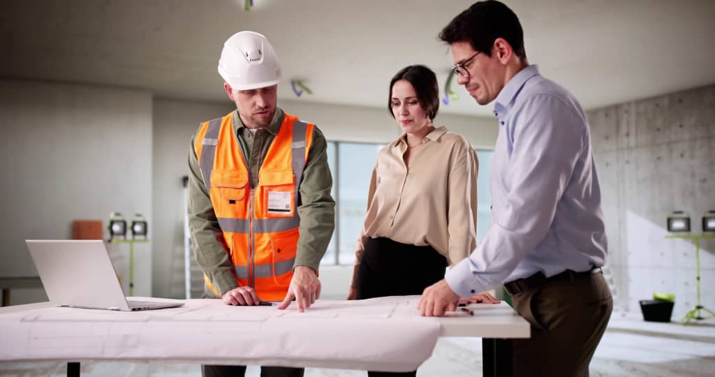 Coppia in cantiere durante ristrutturazione Coppia in cantiere durante ristrutturazione