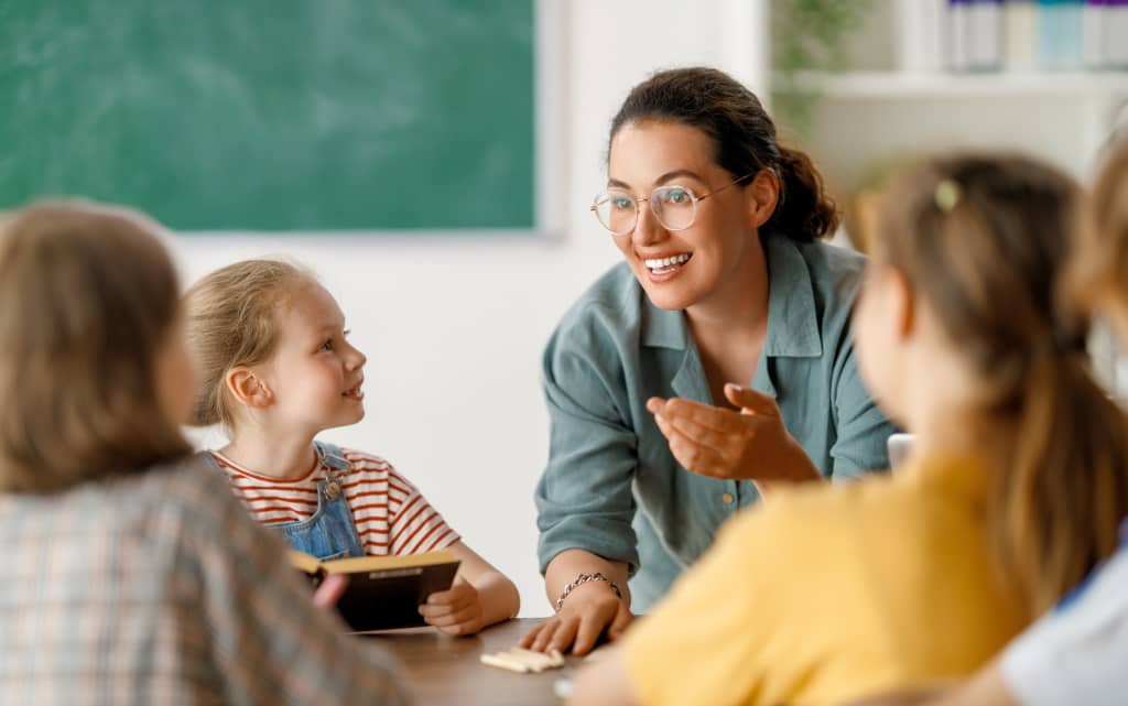 Insegnante con bambini Insegnante con bambini