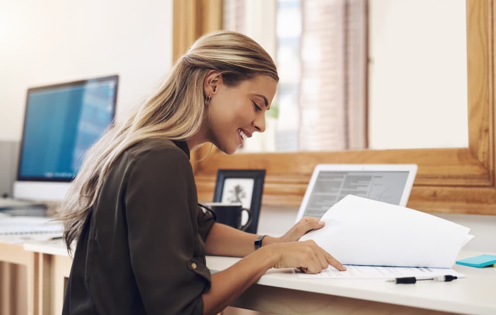 ragazza legge documenti prestito ragazza legge documenti prestito