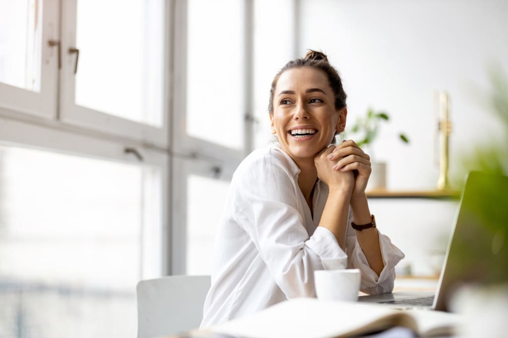 ragazza sorridente a casa ragazza sorridente a casa