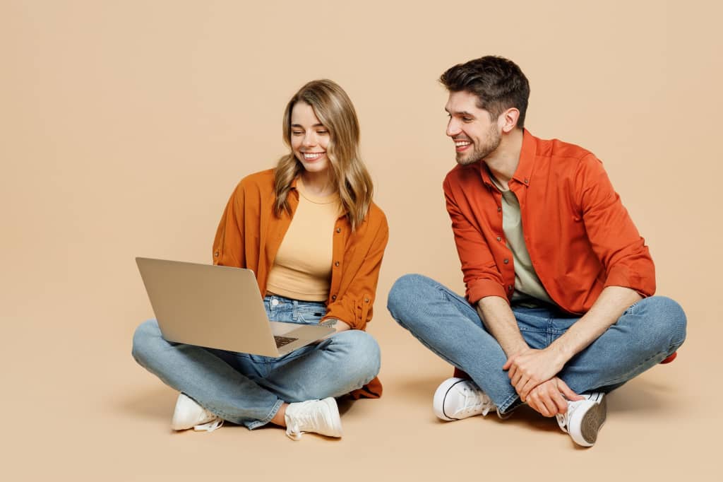 ragazzi controllano offerte su computer