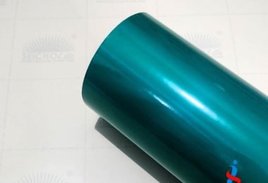 Promo spesial diskon hingga 50% untuk semua produk elektronik dengan latar belakang biru dan ilustrasi shopping bag