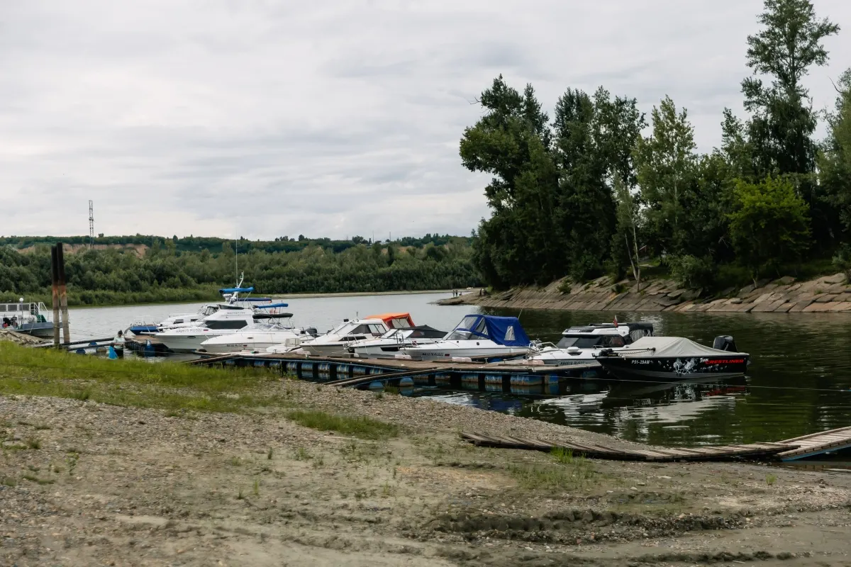 Причал для катеров, лодок, гидроциклов курорт на реке Оби в Барнауле