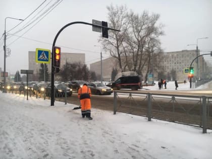 Техника «Мезенского дорожного управления» расчищает улицы столицы региона после снегопада