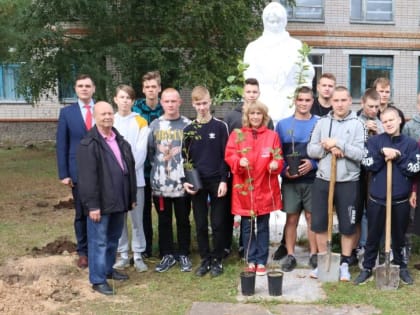 Коммунисты Котласа и сторонники партии высадили яблони в честь дня знаний и 105-летия города