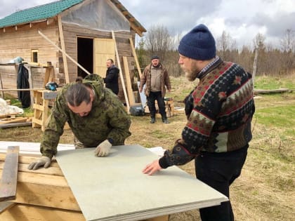 Архангельские паломники обустраивают баню в отдаленном скиту подворья Сийской обители