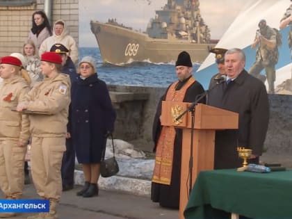 Протоиерей Петр Мушкет в областном сборном пункте благословил призывников на защиту Родины