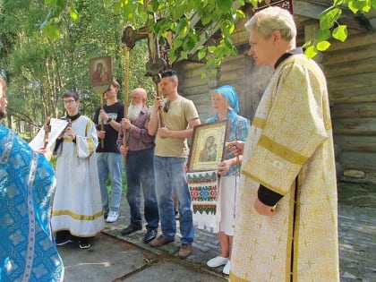 В городе Мирном крестным ходом отметили праздник Казанской иконы Божией Матери