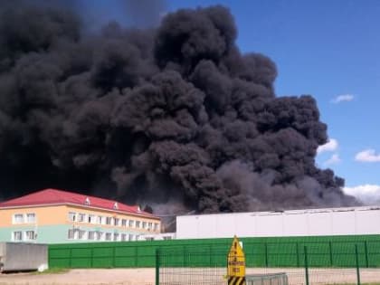 Вельск заволокло дымом от пожара в цехе «УЛК»