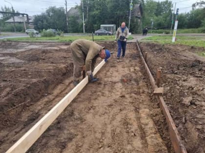 В Новом поселке строят тротуар к социальным домам