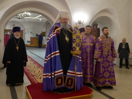 Митрополит Корнилий совершил Литургию в архангельском храме Святой Троицы