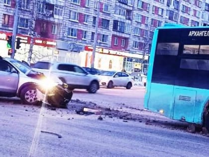 Автобус от «Рико» жестко столкнулся с легковушкой в центре Архангельска