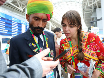 ГЛАВА ПОМОРЬЯ ВСТРЕТИЛСЯ С УЧАСТНИКАМИ ВСЕМИРНОГО ФЕСТИВАЛЯ МОЛОДЕЖИ