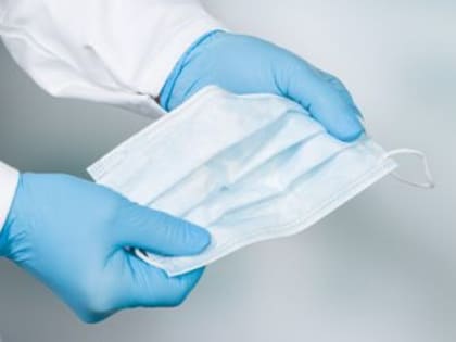 Более 50% российских врачей выступили за возвращение ограничений по COVID-19