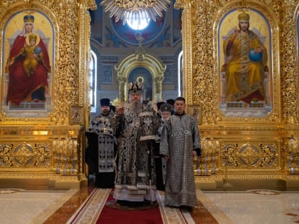 Митрополит Корнилий в Страстную пятницу совершил утреню с чином погребения Плащаницы