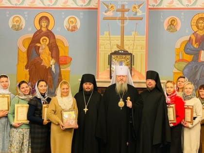 Митрополит Корнилий наградил грамотами православных флористок во главе с Анной Семенихиной