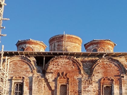В Холмогорах проводят противоаварийные работы на старинном Преображенском соборе