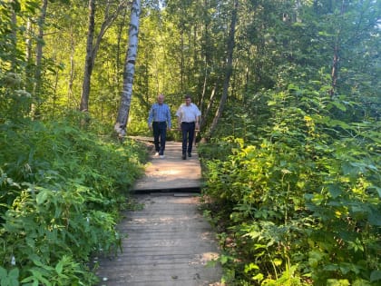 Спикер ГорСовета Виктор Дмитриевский вместе с главой города Сергеем Андреевым по многочисленным обращениям жителей оценили состояние спуска к реке