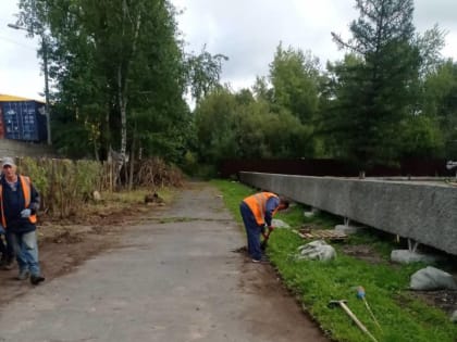 Во всех округах города поддерживают порядок рабочие по благоустройству