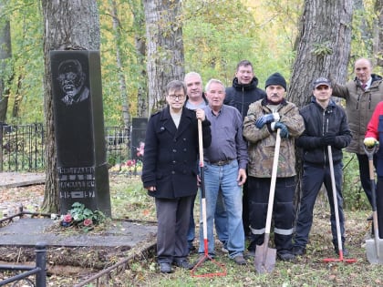 Коммунисты провели субботник у памятника жертвам интервенции