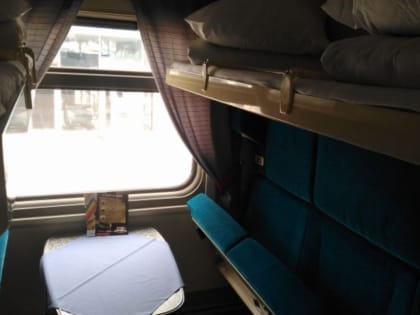 Минтранс: пассажиры нижних полок поездов по требованию начнут уступать места у стола