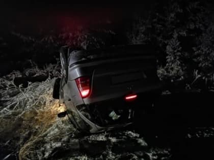 В Архангельской области легковушка съехала в кювет и перевернулась, водитель получил травмы