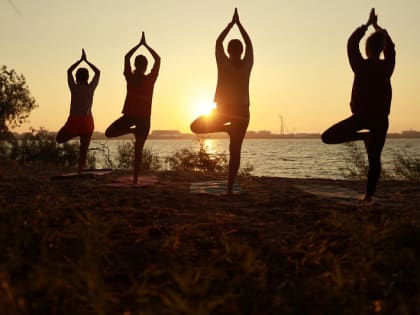 День физкультурника в Архангельске начался ранним утром с занятия по йоге