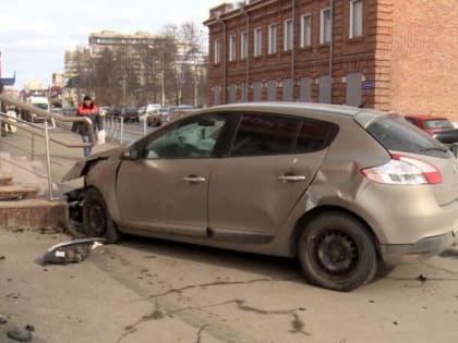 Сегодня в центре Архангельска столкнулись две иномарки