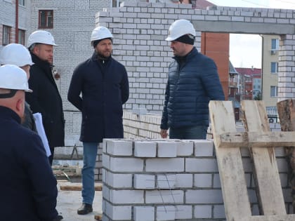 В Новодвинске строители начали кирпичную кладку стен пятиэтажного дома