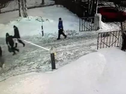 В Северодвинске вандал сломал шлагбаум на территории местной больницы