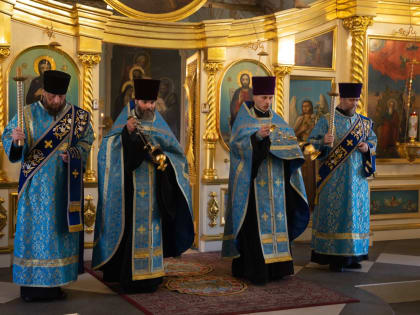 Митрополит Корнилий совершил утреню с чтением Акафиста Пресвятой Богородице в Ильинском соборе