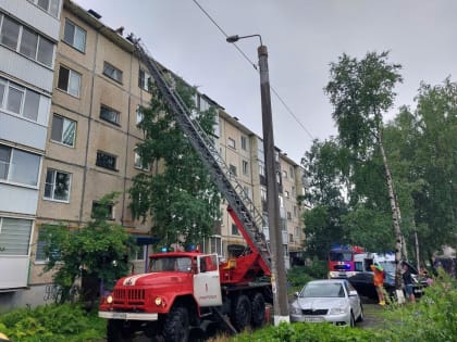 В Архангельске ликвидирован пожар на крыше жилого дома, пострадавших нет (видео)