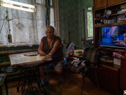 «В этом крысятнике я и существую»: 82-летний дедушка, ребенок войны, показал быт в ветхом доме