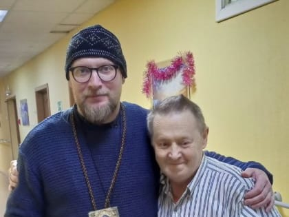 Священник Петр Кузнецов принес новогодние подарки пациентам интерната в Северодвинске