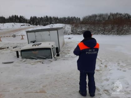В Архангельской области грузовик ушел под лед: водитель проигнорировал ограничительный знак грузоподъёмности в пять тонн