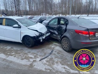 В Северодвинске спасатели извлекали пострадавшего из автомобиля