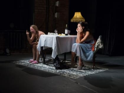 Весна в Поморье начнётся вместе со спектаклем «Пила вино и хохотала. Красное»