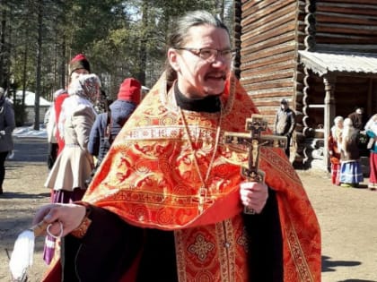 Священник Владимир Логинов совершил пасхальный молебен в музее «Малые Корелы»