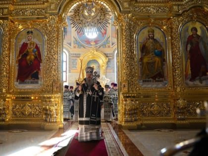 Митрополит Корнилий в Великую субботу совершил Литургию в Архангельске и посетил городские храмы