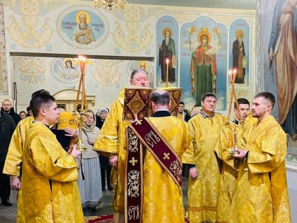 Митрополит Корнилий совершил вечерню с акафистом святителю Николаю