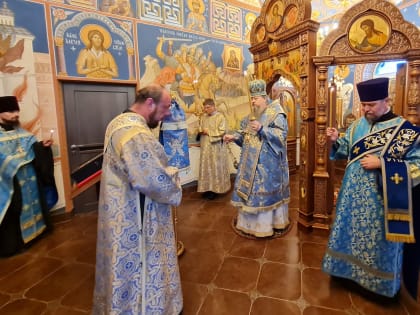 Митрополит Корнилий совершил всенощное бдение в канун праздника Владимирской иконы Божией Матери