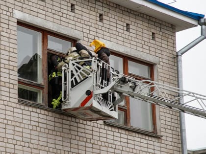 В коряжемской школе №5 прошли пожарно-тактические учения