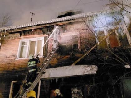Ночью в центре Архангельска горел деревянный двухэтажный дом